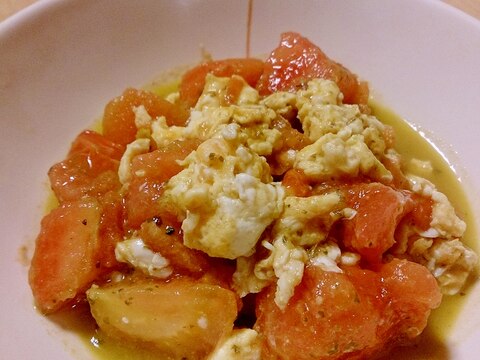 トマトと卵のバジルペースト炒め